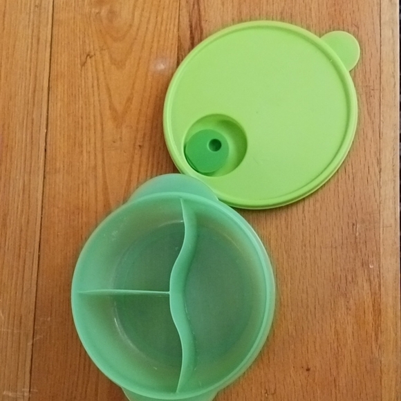 Tupperware Divided Green Microwave Reheatable Bowl with Lid - Picture 2 of 5